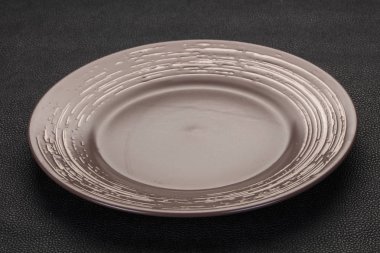 Siyah arka plan üzerinde boş seramik tabak