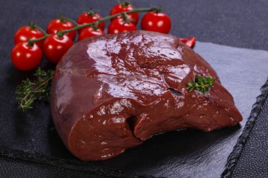 Çiğ domuz ciğeri pişmeye hazır.