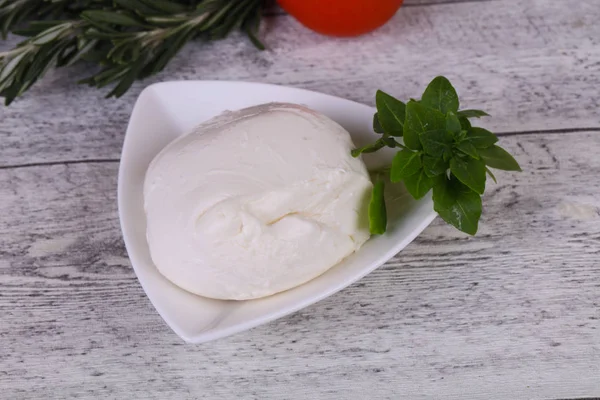 Palla Mozzarella Italiana Servita Con Basilico Pomodori — Foto Stock