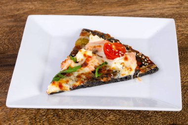 Pizza somon ve mozzarella ile