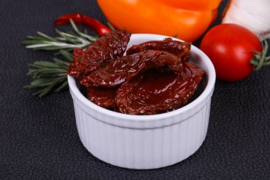 Zeytinyağlı kase kuru domates