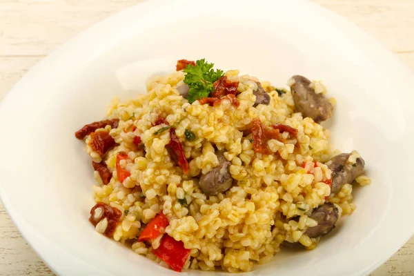 Bulgur con corazones de pollo —  Fotos de Stock