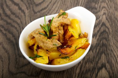 Domuz eti ile kızarmış patates