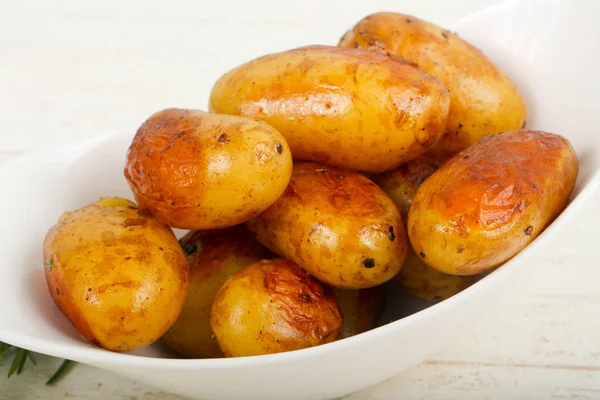 Jeunes pommes de terre cuites au four — Photo