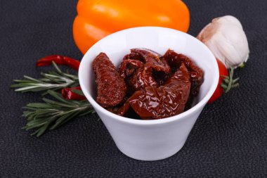 Zeytinyağlı kase kuru domates