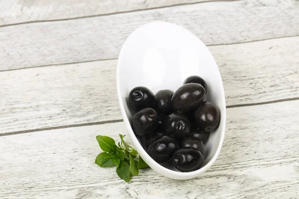 Svarta oliver i skålen — Stockfoto