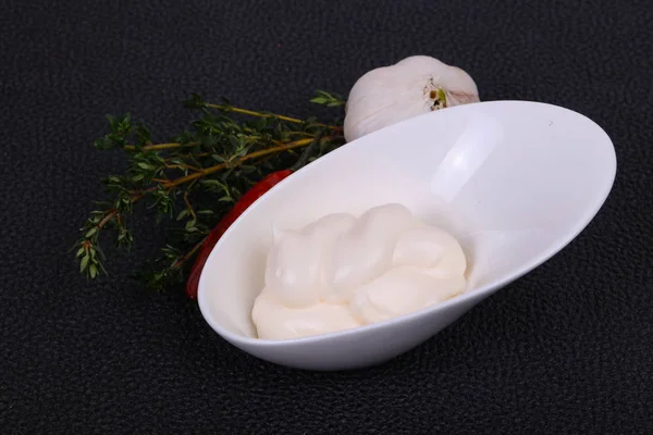 Майонезный соус в белой миске подается тимьян и чеснок — стоковое фото