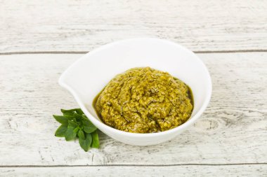 Fesleğen sosu Pesto