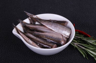 Hamsi aperatif kabın içinde balık