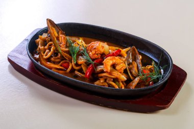 Deniz ürünleri makarna pan