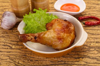 Kızarmış tavuk budu.