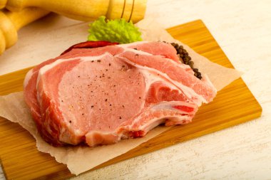 pişmemiş Domuz pirzola