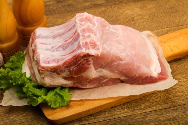 pişmemiş domuz eti