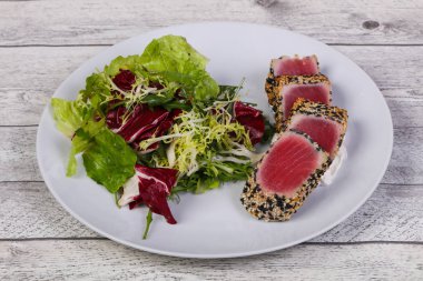 Taze ton balığı salatası