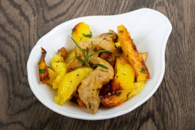 Domuz eti ile kızarmış patates