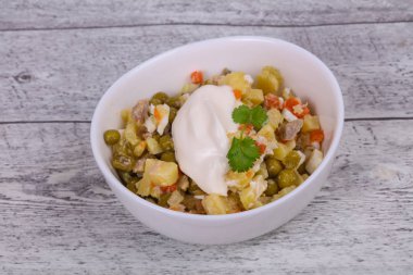 Beyaz kase tavuk ile geleneksel Rus salatası