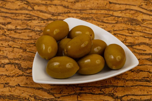 Zelené olivy v míse — Stock fotografie