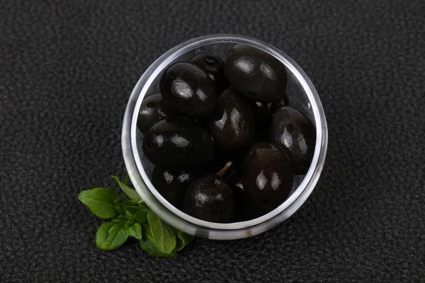 Aceitunas negras en el tazón — Foto de Stock