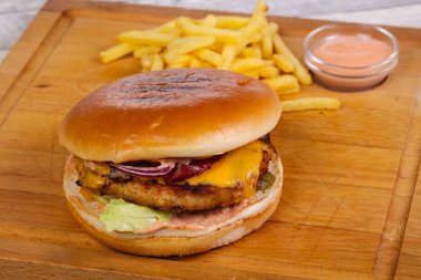 Burger tavuk, peynir ve kırmızı soğan