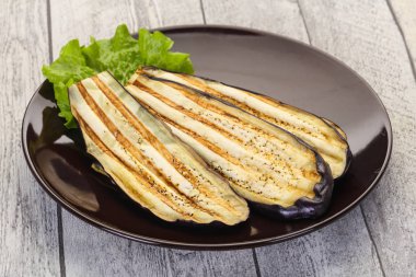 Kabın içinde ızgara patlıcan