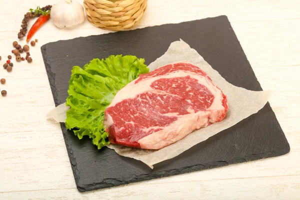 Costoletta bistecca cruda — Foto Stock