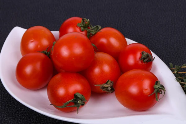 Tomate cherry en el bowl —  Fotos de Stock