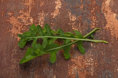 Yeşil taze roket bırakır