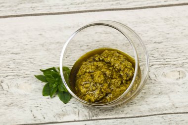 Fesleğen sosu Pesto