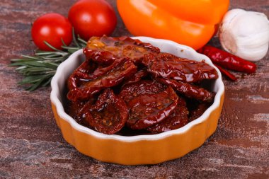 Zeytinyağlı kase kuru domates