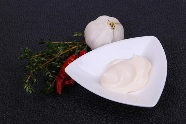 Sos majonezowy w misce biały służył tymiankiem i czosnkiem — Zdjęcie stockowe