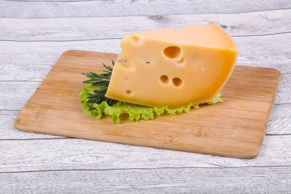Maasdam sýr v Radě sloužil salátové listy — Stock fotografie