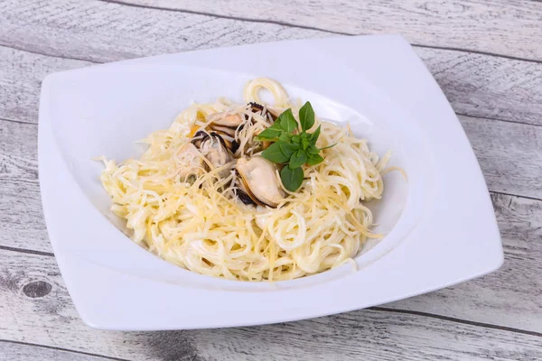 Olasz tészta kagylóval és sajttal — Stock Fotó