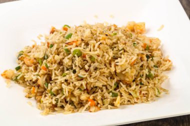 Karidesli kızarmış pirinç.