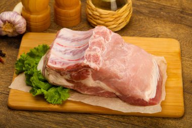 pişmemiş domuz eti