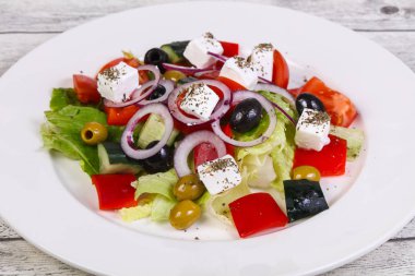 Beyaz peynirli geleneksel Yunan salatası