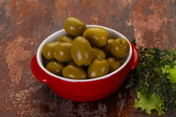 Большая зеленая маслина — стоковое фото