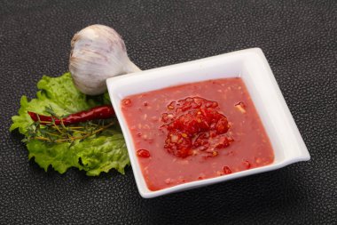 Baharatlı domates ve sarımsak sosu