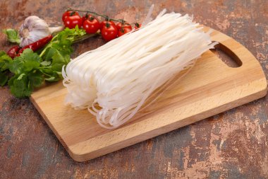 çiğ pirinç noodle