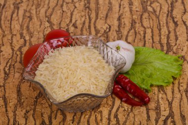 Kabın içinde çiğ çiğ pirinç