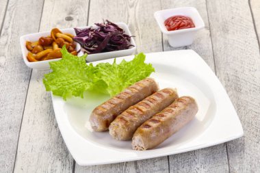 Mantar ve lahana ızgara sosis servis