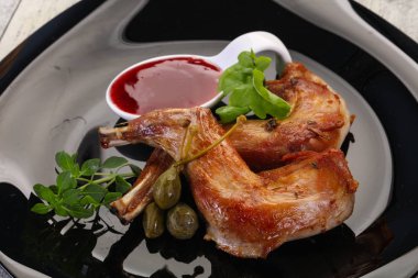 Kavrulmuş tavşan bacaklar