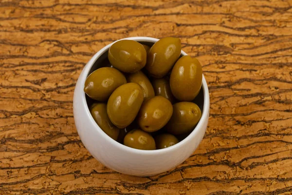 Olives vertes dans le bol — Photo