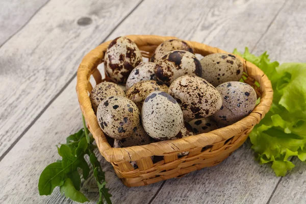 Ovos de codorna na cesta — Fotografia de Stock