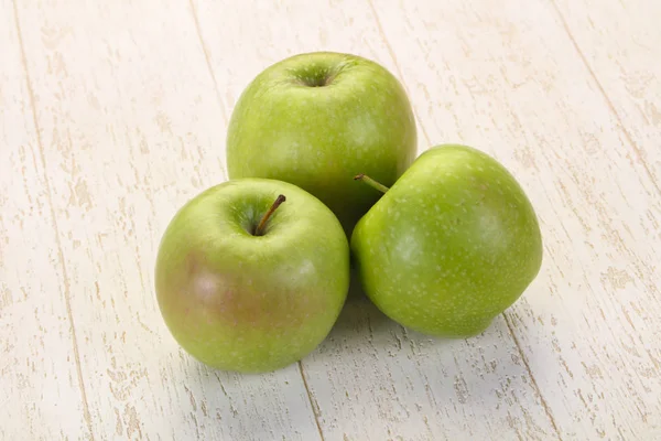 Groene rijpe appel — Stockfoto