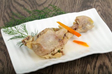 Haşlanmış tavuk budu