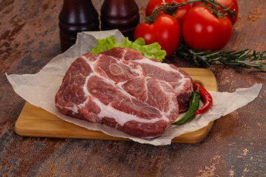 Çiğ domuz eti boyun biftek