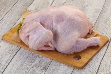 çiğ tavuk yemek için hazır