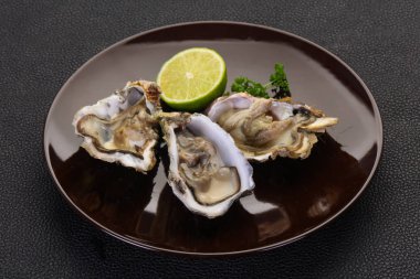 İstiridye kireç ve maydanoz ile