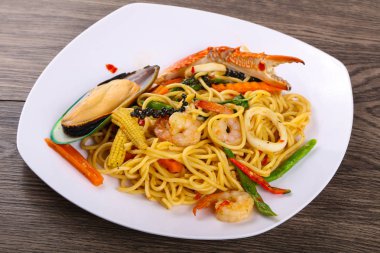Deniz mahsulleri spagetti midye, yengeç ve karides