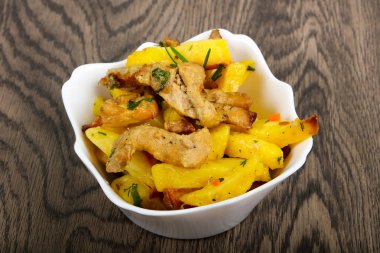 Domuz etli kızarmış patates, biberiye.